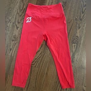 Women’s Sz Med Peloton Sport Capri in red